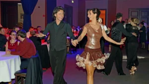 Ein Mann und eine Frau tanzen stilvoll lateinamerikanischen Tanz