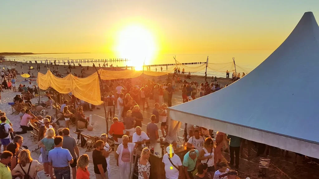 stilvoll tanzen am Strand beim Strandfestival in Zingst mit Sonnenuntergang